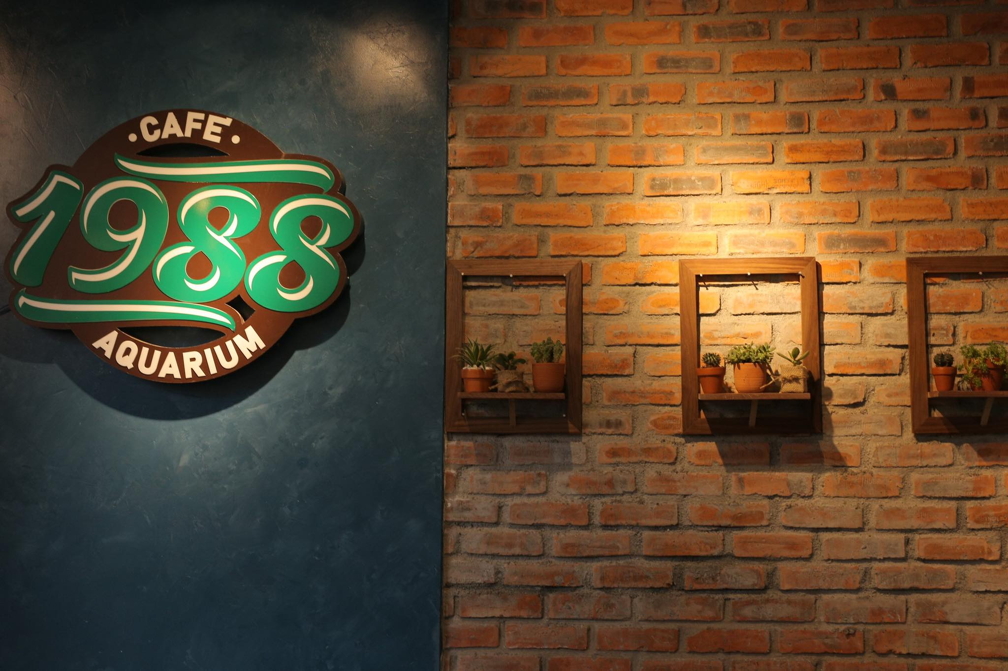 1988 Café & Aquarium